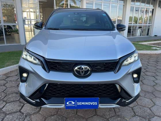 TOYOTA HILUX SW4 2.8 D-4D TURBO DIESEL DIAMOND 7L 4X4 AUTOMÁTICO